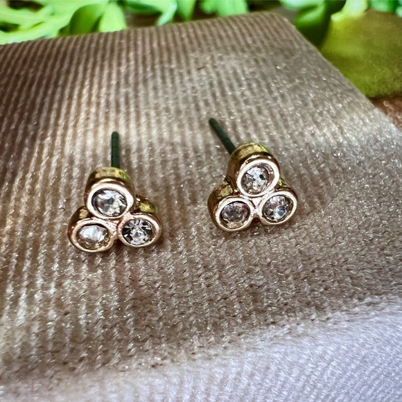 New Gold Crystal Stud Earrings 3 bezel set stones Hypoallergenic Earrings - Picture 2 of 9